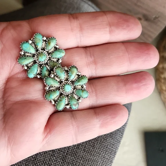 Stunning NWOT Native American Navajo Turquoise Flower Cluster Earrings 💙💚